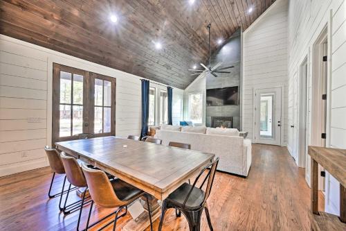 Galeriebild der Unterkunft Private Hot Tub, Outdoor Fireplace Broken Bow Gem in Broken Bow