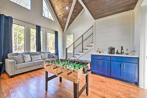 ein Wohnzimmer mit einer Tischtennisplatte in der Unterkunft Private Hot Tub, Outdoor Fireplace Broken Bow Gem in Broken Bow