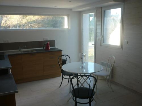 阿貢庫坦維爾的住宿－STUDIO PROCHE DE LA MER，厨房配有桌椅和水槽。