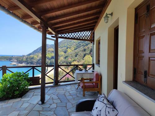 A balcony or terrace at Thalatta Beyond Guesthouse Agios Ioannis