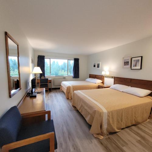 a hotel room with two beds and a couch at Ridgeview Motor Inn in Gold River