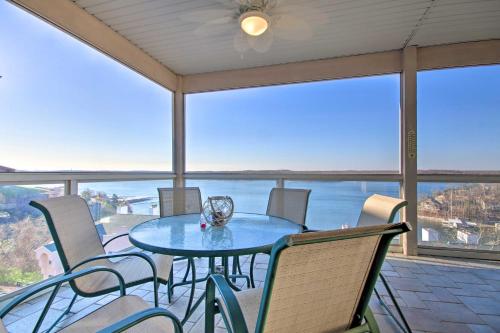 Balkoni atau teres di Balcony with Water Views Lake Ozark Retreat!