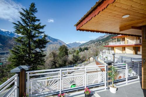 a balcony with a view of a mountain at Anand Vardhan Resorts in Manāli
