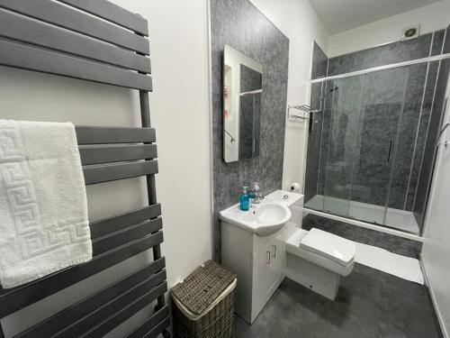 Bathroom sa Premier 2 bed Flat C