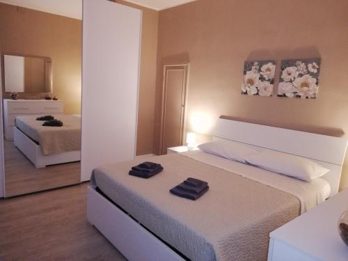 a bedroom with two beds and a mirror at Happy Home in Pozzallo