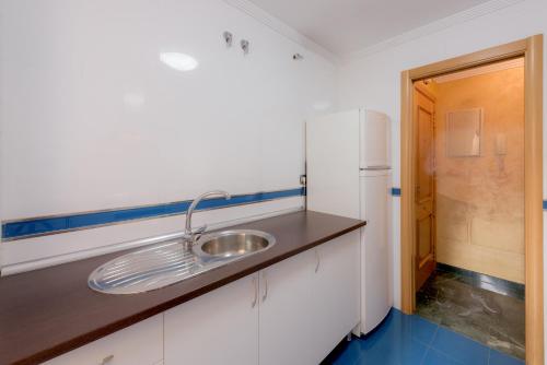 Kuchyň nebo kuchyňský kout v ubytování Apartamento Céntrico Sibarys-3 dormitorios