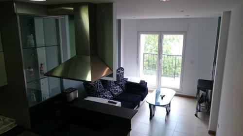 sala de estar con sofá y mesa en Apartamento en Corcubión, en Corcubión