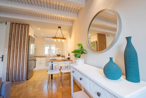 una cucina e una sala da pranzo con specchio e vasi blu di Casa Flora a Città di Corfù