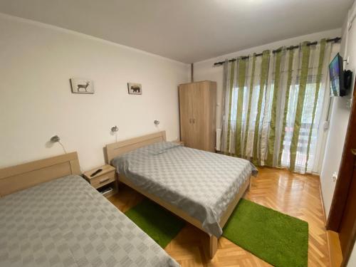 Llit o llits en una habitació de Ozrenska bašta apartmani