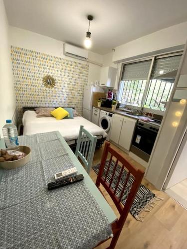 une chambre avec une table et une cuisine avec un lit dans l'établissement studio cappella, à Ajaccio