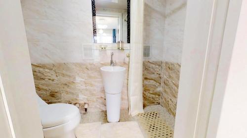 Koupelna v ubytování 125m2 new apartment, 5 rooms with airport pickup