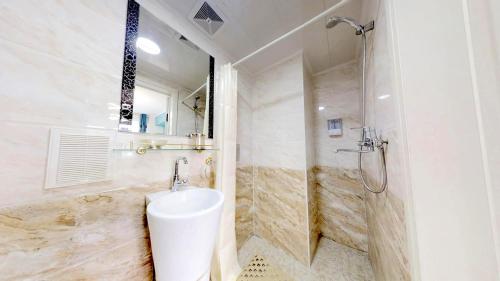 Koupelna v ubytování 125m2 new apartment, 5 rooms with airport pickup