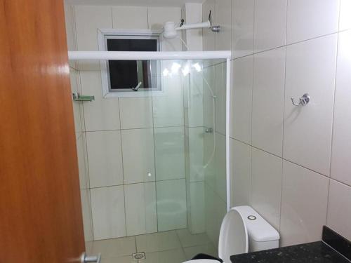 un bagno con wc e doccia in vetro di Vila del mar prainha ad Arraial do Cabo