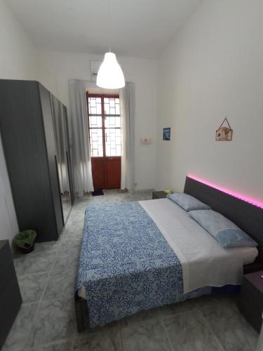 una camera con un grande letto e una grande finestra di Flegrei Apartment a Napoli