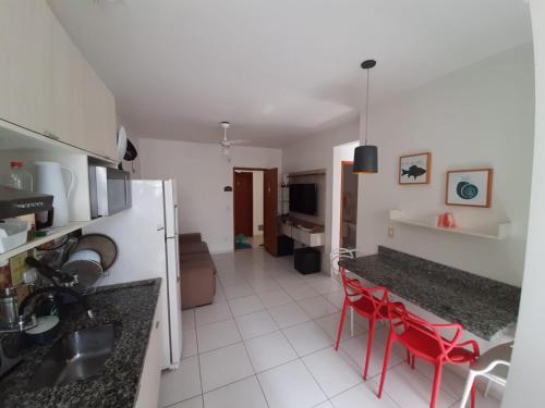 Kuchyň nebo kuchyňský kout v ubytování APTO PERTINHO DA PRAIA - Lindo e Equipado! Internet 400mb e 3 Tvs - Completo! TV a Cabo
