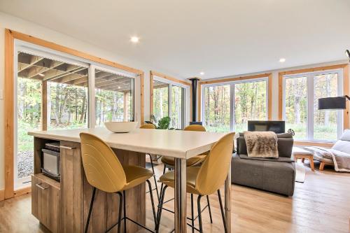 a kitchen and living room with a table and chairs at Wellness Sutton cabin #267 Rez-de-chaussée in Sutton