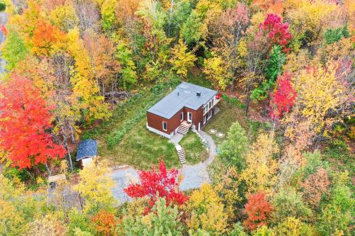 an aerial view of a house in the middle of a forest at Sutton Wellness cabin #267 Rez-de-chaussée in Sutton