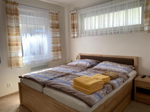 リプノ・ナト・ヴルタヴォウにあるPrázdninový Domek Kobylniceのベッドルーム1室(黄色いタオル2枚付)