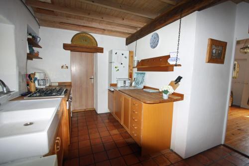 uma cozinha com um lavatório e uma bancada em Touroulet em Suze