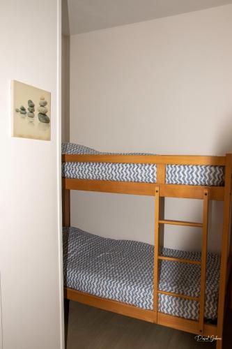 two bunk beds in a small room at Le COURLIS vue panoramique sur la mer, balcons in Ault