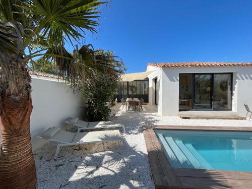 une villa avec piscine et une maison dans l'établissement Villa Miha (New house Saint Martin de Ré), à Saint-Martin-de-Ré