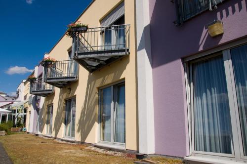 a row of buildings with balconies and windows at Hotel Stadt Püttlingen in Püttlingen