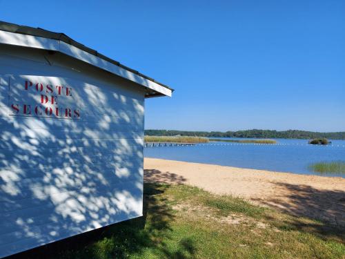 a sign on the side of a beach at T2, 50m du lac, PISCINE, WIFI, jardin terrasse sans vis-à-vis, 1 à 4 pers in Aureilhan