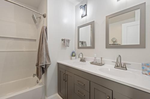 A bathroom at SUPERB 3 Bedroom Home with Game Room!!! Close to Downtown - Sleeps 6