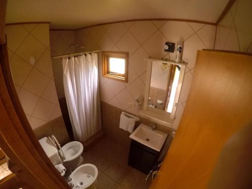 małą łazienkę z toaletą i umywalką w obiekcie La Barranca w mieście Ushuaia