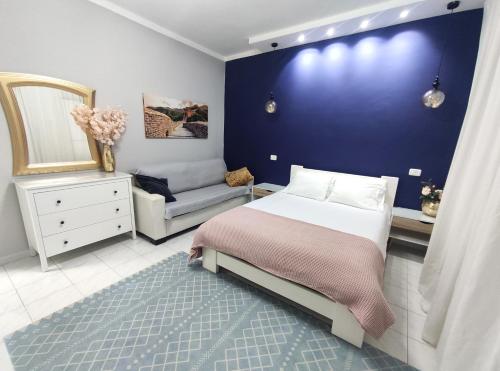 Tempat tidur dalam kamar di Haifa lux apartments E&S