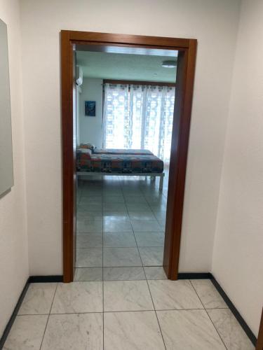 una porta per una camera con un letto in una stanza di Emilio a Cadenazzo