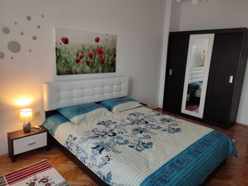 um quarto com uma cama com um quadro na parede em Lovely 1 bedroom apartment in city centre, sleeps 4 ! em Turda