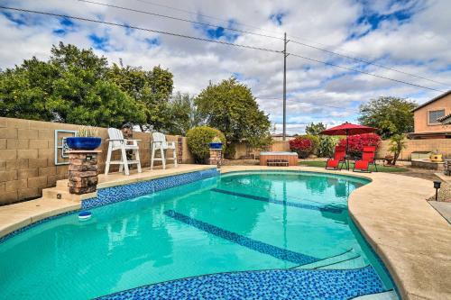 Fotografie z fotogalerie ubytování 3 Mi to Golf Home with Outdoor Oasis in Surprise v destinaci Surprise