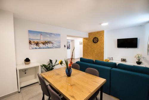 SplitLux Modern Apartment Split