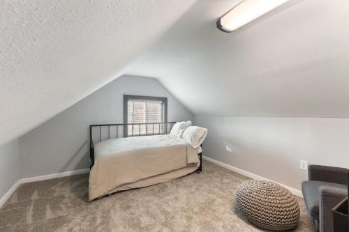 ein Schlafzimmer mit einem Bett im Dachgeschoss in der Unterkunft Entire Home Near MSU and Local Hospitals with Fast Wi-Fi & Dedicated Office in Lansing