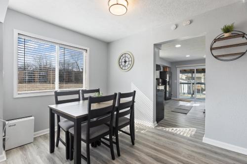 Gallery image of Entire Home Near MSU and Local Hospitals with Fast Wi-Fi & Dedicated Office in Lansing