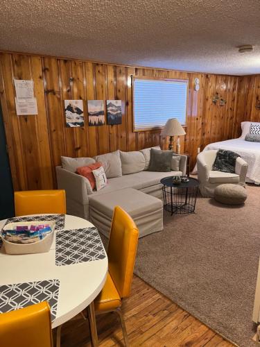 a living room with a couch and a bed and a table at Mountain View Lodge in Red River