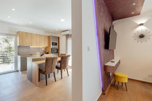a kitchen and dining room with a table and chairs at Magnolija apartmani in Igalo