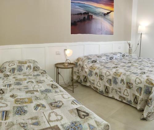 2 letti posti uno accanto all'altro in una camera da letto di NIAGARA Resort Green Life Residence a Bibione