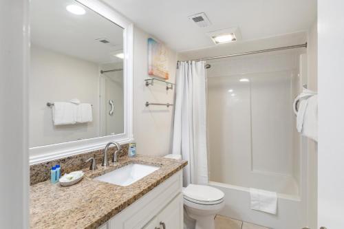 Un baño con lavabo, inodoro y ducha. en 1315 Pelican Watch - Seabrook Island - Beachfront 5 Star Condo - Fido Friendly, en Seabrook Island