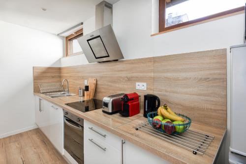 - une cuisine avec un bol de bananes sur un comptoir dans l'établissement Dominici 1-CahorsCityStay-Centre Clim Netflix, à Cahors