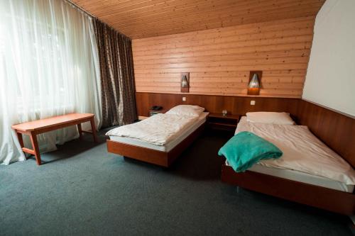 a hotel room with two beds and a desk at Zur Rennbahn in Drage