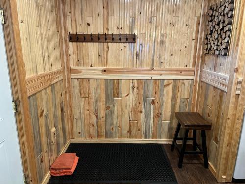 a sauna with a stool and a wooden wall at Mountain View Lodge in Red River
