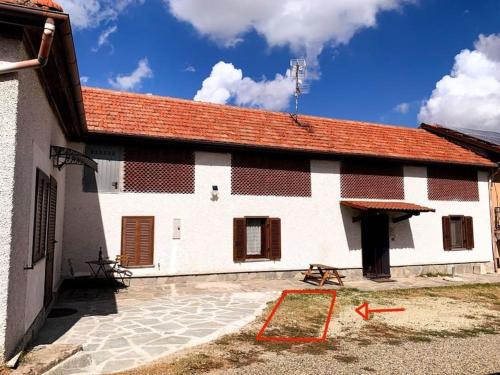 un gran edificio blanco con techo rojo en Il Galletto Selvatico di case Mussa - Langhe, en Ponti