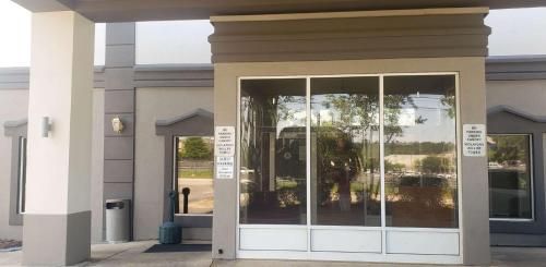 a front door of a building with glass at Motel 6 Mobile, AL - Airport Blvd in Mobile