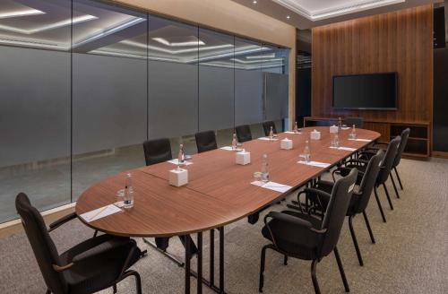 a conference room with a large wooden table and chairs at Radisson Resort Ras Al Khaimah Marjan Island in Ras al Khaimah