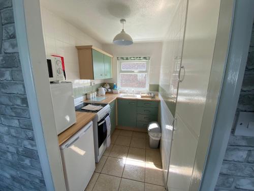 Køkken eller tekøkken på East Coast Chalets 58 at California Sands Dog Friendly