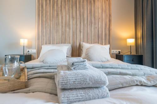 a bedroom with two beds with towels on them at Luxe appartement dichtbij strand en zee, in het hart van de bollenstreek in Noordwijkerhout