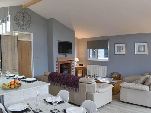 Μια τηλεόραση ή/και κέντρο ψυχαγωγίας στο Serenity Lodge Otterburn