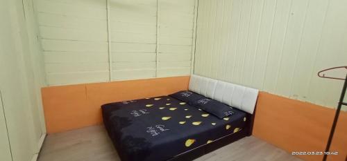 Voodi või voodid majutusasutuse Mak Abah Homestay B Parit Raja Batu Pahat toas